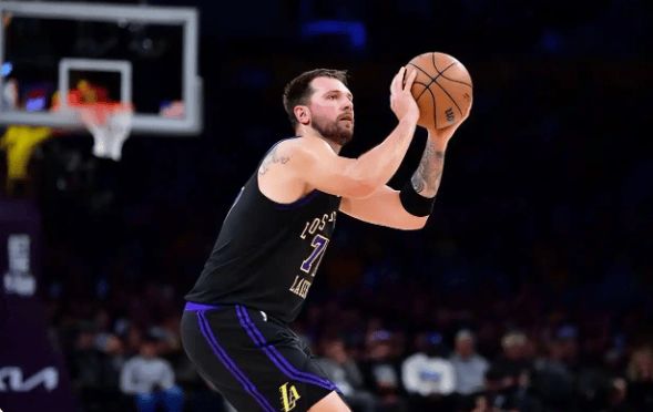 东契奇42分掀翻骑士，米切尔低迷致球队错失东部