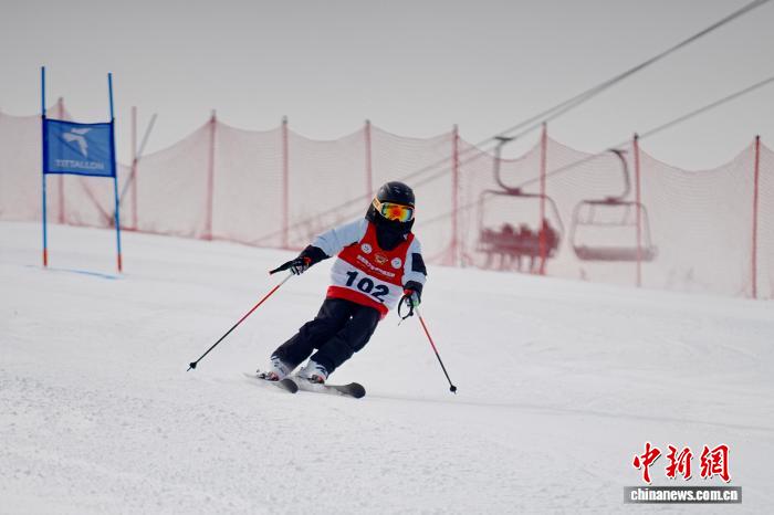 第三届全国青少年滑雪巡回赛宁夏站开赛 170名选