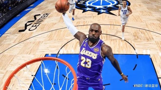詹姆斯连续客场15次扣篮助