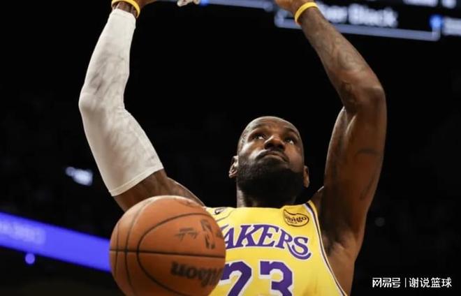 詹姆斯连续客场15次扣篮助力湖人冲前五，季后赛