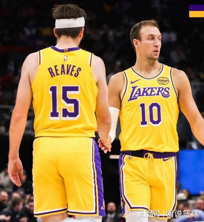 詹姆斯连续客场15次扣篮助力湖人冲前五，季后赛